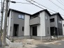 洗練された色使いが印象的な、周囲の街並みと調和するモダンで落ち着いた佇まいの住まい。