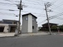 周囲の景観に馴染みながらも、洗練された配色が道ゆく人の目を引くシックな佇まいの住まいです。