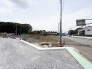 開放感のある広々とした敷地で、周辺は穏やかな空気が流れる住環境となっております。