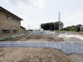 空の広がりを感じる開放的な環境で、新しい暮らしの構想を膨らませる落ち着いた敷地です。