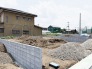 穏やかな空気が流れる住環境で、新たな暮らしの可能性が広がるゆとりある敷地です。