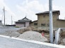 周辺の穏やかな空気が流れる閑静な住宅街の一角で、これからの暮らしを自由に描ける広がりのある敷地です。