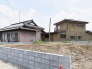 周囲の風景に穏やかに溶け込み、新たな暮らしの可能性を静かに秘めた開放的な空間です。