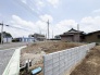 開放感のある広い空が広がり、これからの暮らしの可能性がゆったりと感じられる整った敷地です。