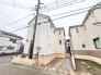 穏やかな住宅街に溶け込む、愛着のわく外観と落ち着いた佇まいが日々の暮らしを優しく受け止めます。
