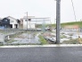 新しい住まいが建ち並び、穏やかな空気が流れる街並みに調和する開放的な一角です。