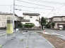 周囲の環境と調和した、落ち着いた時間が流れる住環境で穏やかな暮らしを育む場所です。