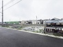 これからの暮らしの拠点として、新しい街並みと調和する整えられた空間が広がっています。