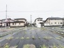 周囲に馴染む落ち着いた住環境の中で、日々の暮らしをゼロから描き出せる広がりを感じる空間です。