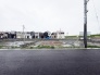 整然とした街並みに調和する、開放感と静けさを兼ね備えたフラットな敷地です。