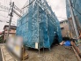 新しい暮らしを創り上げていく過程を感じさせる、静かな期待に満ちた建設現場の様子です。