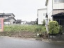 閑静な住宅街の一角にあり、周囲の落ち着いた雰囲気と調和する暮らしの舞台が広がっています。
