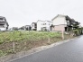 周囲の落ち着いた環境に溶け込み、日々の暮らしに静かな広がりを感じさせるゆとりある敷地です。