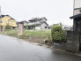 周辺の環境と調和しながら、のびのびとした暮らしを叶える落ち着いた佇まいの敷地です。