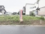 周囲には穏やかな住宅街が広がり、これからの暮らしの可能性を静かに秘めた土地です。