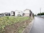 周辺は落ち着いた住宅街が広がり、穏やかな暮らしを叶えるゆとりある敷地です。