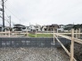 周囲に溶け込む穏やかな住環境が整い、理想の暮らしを描くための落ち着いた空間が広がっています。