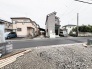 閑静な住宅街の中にあり、周囲の落ち着いた街並みに自然と馴染む穏やかな佇まいです。