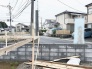落ち着いた雰囲気の住宅街に位置し、穏やかな暮らしを育むのに適した土地です。