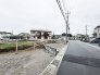 周辺環境と調和する穏やかな街並みに位置し、日々の生活を丁寧に育んでいける落ち着いた雰囲気の土地です。