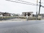 穏やかな住宅街に位置する、自由な暮らしの可能性を秘めた広々とした敷地です。