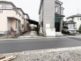落ち着いた街並みに溶け込む、穏やかな日常を予感させる端正な佇まいが魅力です。