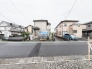 穏やかな日常の気配が漂う、落ち着いた住宅街に佇む住まいです。