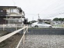 穏やかな住宅地の一角に位置し、日常の静けさと暮らしやすさを感じさせる落ち着いた周辺環境です。