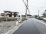 穏やかな空気が流れる住宅街に位置し、新たな暮らしの基盤として静かに整えられた敷地です。