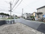 穏やかな空気が流れる住宅街に位置しており、日々の暮らしに心地よい落ち着きをもたらす住環境が整っています。