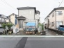 閑静な住宅街の一角にあり、日々の暮らしに寄り添う穏やかな佇まいが印象的な住まいです。
