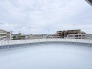 視界を遮るものがない開放的な空と、街並みを一望できる心安らぐ眺望が広がっています。