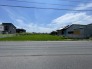空と緑のコントラストが心地よく、日々の暮らしに穏やかな広がりを感じさせるのどかな環境です。