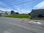 どこまでも広がる青い空と緑のコントラストが心地よく、開放的な毎日を想像させる穏やかな立地です。
