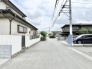 穏やかな空気が流れる住宅街に位置し、日々の暮らしに落ち着きを感じさせる住環境が広がっています。