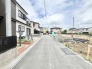閑静な住宅街の一角にあり、落ち着いた暮らしを予感させる整った街並みが広がっています。