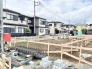 新しい暮らしの始まりを感じさせる、落ち着いた住宅街に囲まれたゆとりある敷地です。