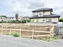 周囲に落ち着いた住宅が並ぶ、静かな環境で新しい暮らしを描くための更地です。