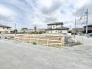 周辺環境と調和する穏やかな街並みに位置し、理想の住まいを形にするためのゆとりある空間が広がっています。