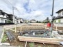 落ち着いた住宅街のなかに、これからの暮らしの可能性が広がる静かな敷地が広がっています。