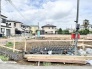 閑静な住宅街の一角にあり、新しい暮らしの始まりを感じさせる広々とした敷地です。