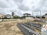 落ち着いた住宅地の中にあり、新しい暮らしの始まりを感じさせる広々とした敷地が広がっています。