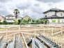 周囲の落ち着いた環境に溶け込み、未来の暮らしを想像させるゆとりある敷地が広がっています。