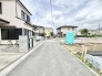 落ち着いた住宅街の風景が広がり、穏やかな日常の始まりを感じさせる静かな住環境です。