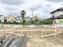 閑静な住宅街の一角にあり、新しい暮らしの始まりを感じさせる整えられた区画です。