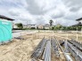 静かな住宅街に囲まれ、これから新しい暮らしの基盤が築かれていく広々とした敷地です。