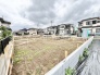 穏やかな住宅街に位置する、これからの暮らしの拠点となる広々とした開放的な敷地です。