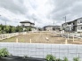 穏やかな住宅街に位置する、新しい暮らしの始まりを予感させる整った敷地です。