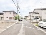 落ち着いた雰囲気が漂う、整然とした住宅街が広がる穏やかな街並みです。