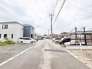 穏やかな空気が流れる住宅街に位置し、落ち着いた日々の暮らしを想像させる環境が整っています。